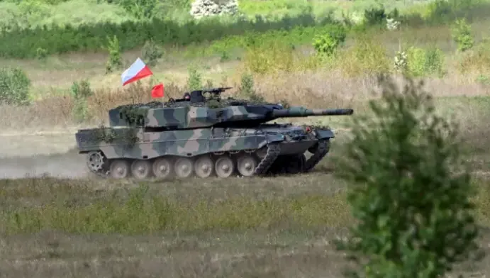 Imagen de archivo de un tanque 'Leopard 2PL' del ej&eacute;rcito polaco en unas maniobras. EFE / Marcin Bielecki