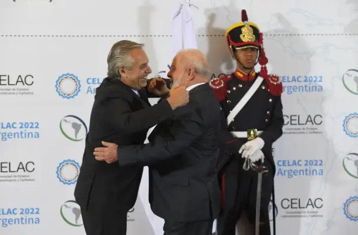 El presidente de Argentina, Alberto Fern&aacute;ndez (i), saluda al presidente de Brasil, Luiz In&aacute;cio Lula da Silva, durante la VII Cumbre de la Comunidad de Estados Latinoamericanos y Caribe&ntilde;os (Celac). EFE / Enrique Garc&iacute;a Medina