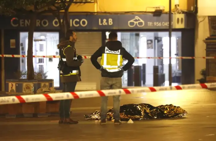 Una persona yace bajo una manta t&eacute;rmica la Plaza Alta de Algeciras tras irrumpir un hombre en una iglesia y apu&ntilde;alar mortalmente al sacrist&aacute;n. EFE/A.Carrasco Ragel