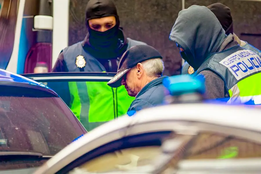 Imagen del registro de la Polic&iacute;a Nacional en la casa del detenido en Miranda de Ebro (Burgos). EFE / Santi Otero