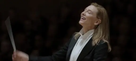 Fotograma de la actriz Cate Banchet en el papel protagonista de una directora de orquesta en la pel&iacute;cula "TAR". La cartelera en Espa&ntilde;a se llena el viernes 26 de pel&iacute;culas candidatas a los &Oacute;scar, como "TAR", de Todd Field. EFE/ Universal Pictures / Florian Hoffmeister