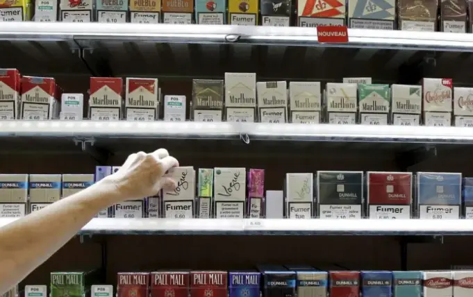 Paquetes de cigarrillos en un estanco. EFE / Guillaume Horcajuelo