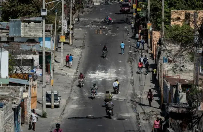 Personas caminan por una calle con bloqueos en el marco de las protestas, el 26 de enero de 2023, en Puerto Pr&iacute;ncipe (Hait&iacute;). EFE/Johnson Sabin