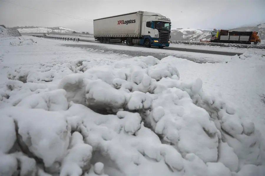 Un cami&oacute;n circula por la autov&iacute;a de la Meseta A-67, este viernes, que ha permanecido cerrada por causa de la nieve para camiones entre las cinco y las diez de esta ma&ntilde;ana obligando a embolsar m&aacute;s de 200 veh&iacute;culos en Arenas de Igu&ntilde;a y en Campoo. EFE/Pedro Puente Hoyos