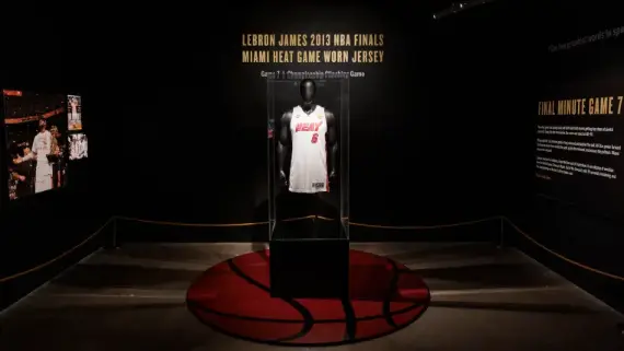 Vista de la camiseta que visti&oacute; LeBron James en el s&eacute;ptimo juego de las finales de la NBA de 2013 con los Miami Heat, el 20 de enero de 2023 en Nueva York. EFE/Justin Lane