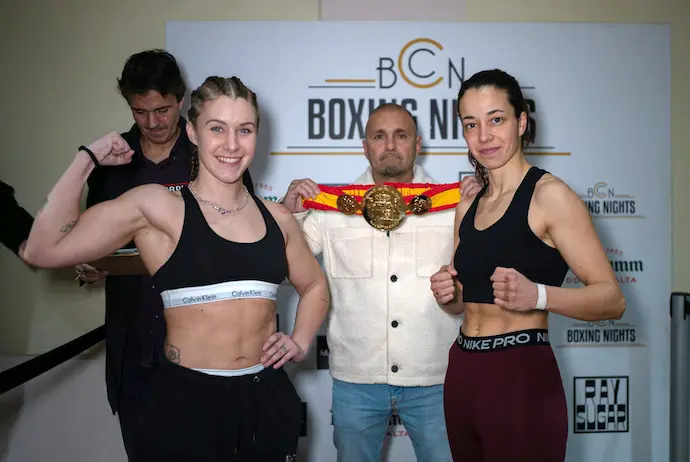 Marian Herrer&iacute;a y Karla M&eacute;rida tras superar ayer el tr&aacute;mite de la b&aacute;scula en Barcelona, donde hoy ser&aacute; el combate.