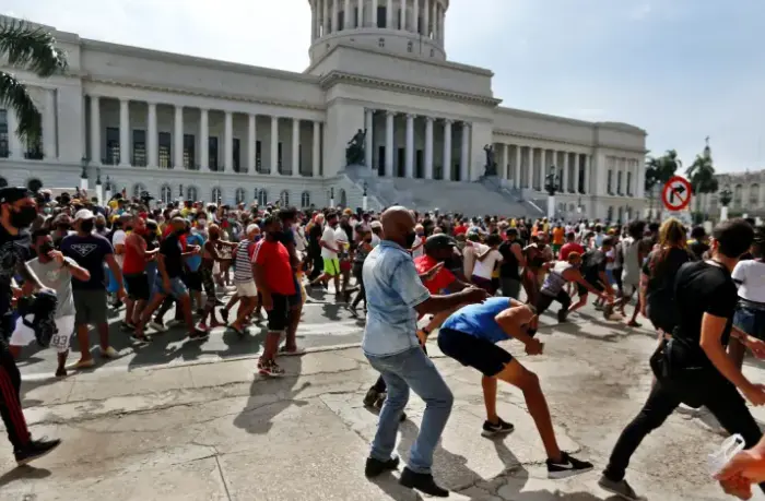 Personas se manifiestan frente al Capitolio de La Habana (Cuba), el 11 de julio de 2021. EFE / Ernesto Mastrascusa