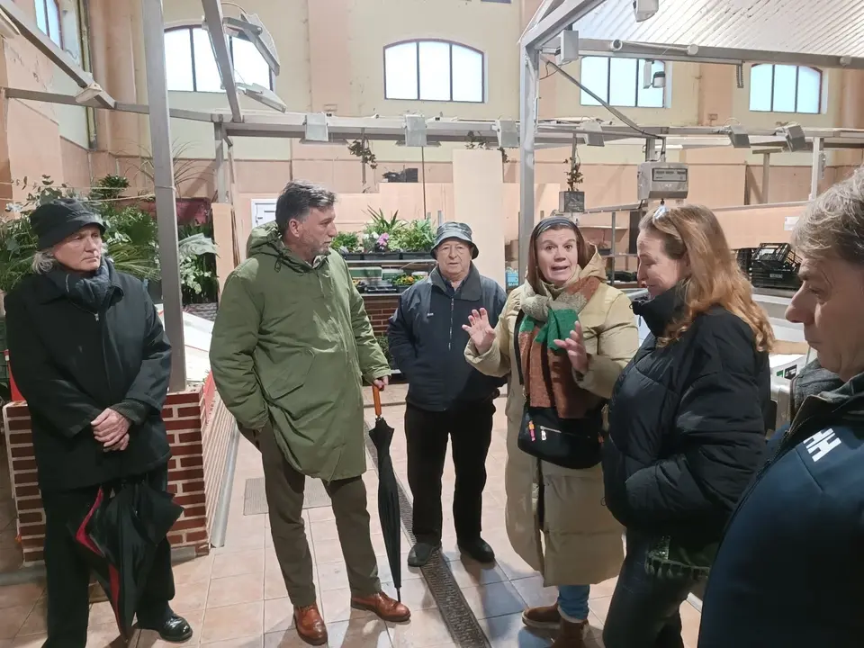 Representantes de Vox junto a comerciantes del Mercado de Abastos de Laredo. / Alerta
