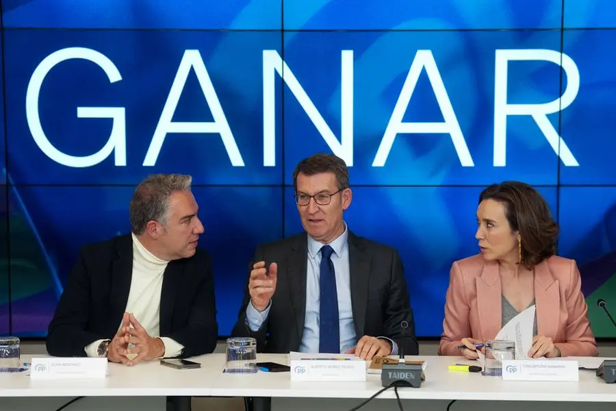 El l&iacute;der del PP, Alberto N&uacute;&ntilde;ez Feij&oacute;o (c), junto al coordinador general, Elias Bendodo (i) y la secretaria general, Cuca Gamarra (d) , durante la reuni&oacute;n del Comit&eacute; Ejecutivo Nacional del partido celebrada este lunes en Madrid. EFE/ Borja S&aacute;nchez Trillo
