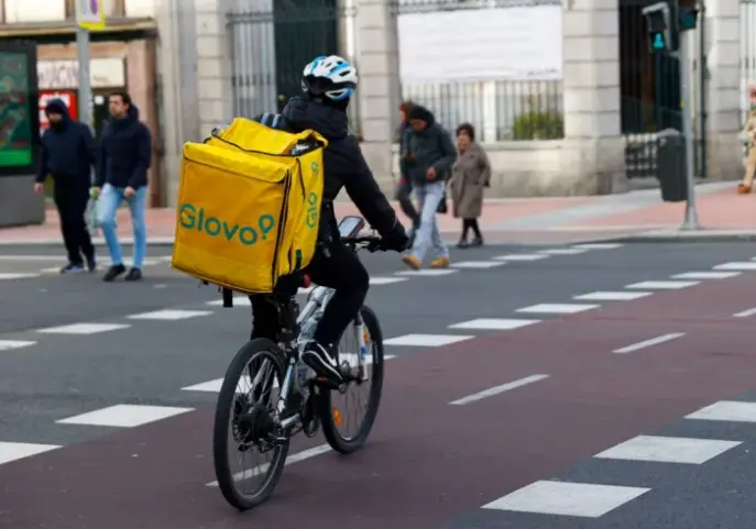 Un trabajador de la empresa Glovo. EFE / Mariscal