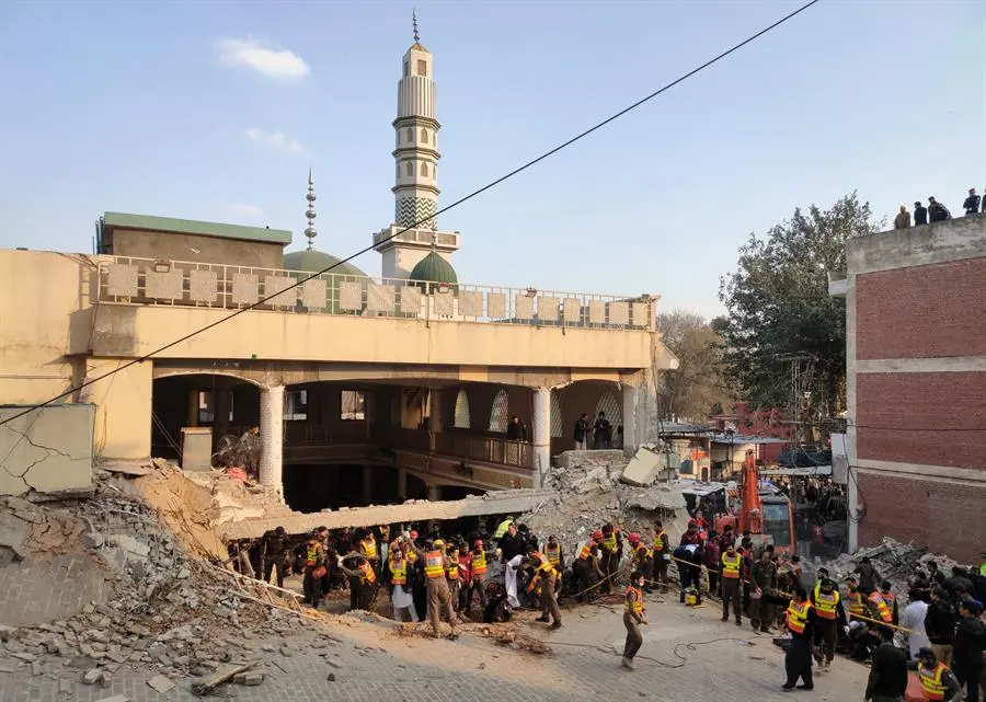 Trabajadores de los servicios de emergencia buscan posibles v&iacute;ctimas entre los escombros de una mezquita de Peshawar. EFE / Bilawal Arbab
