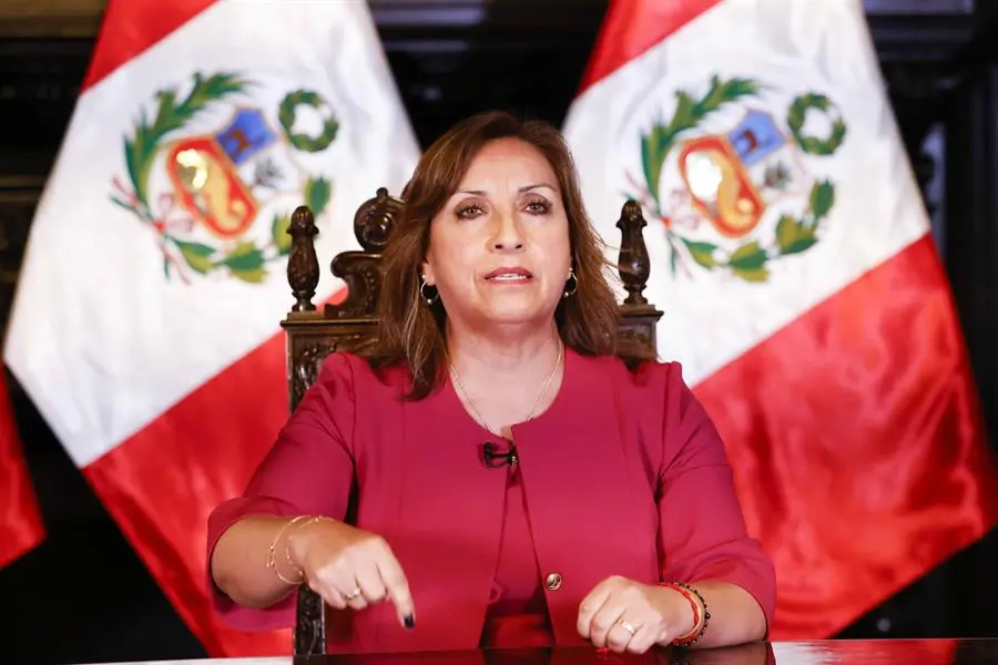 Dina Boluarte durante un mensaje televisado a la naci&oacute;n, en Lima (Per&uacute;). EFE
