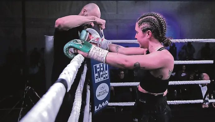 Dani Rasilla, quitando los guantes a su pupila tras el combate del pasado s&aacute;bado.