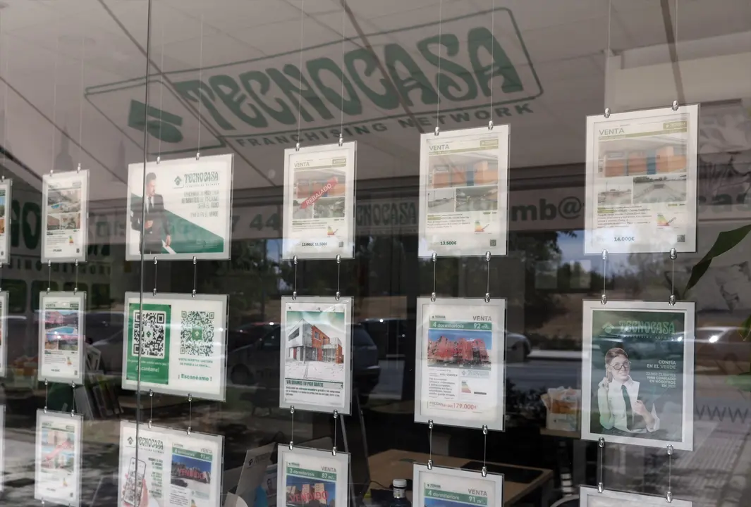 Varios carteles de pisos en venta en una oficina. E.P. / Eduardo Parra