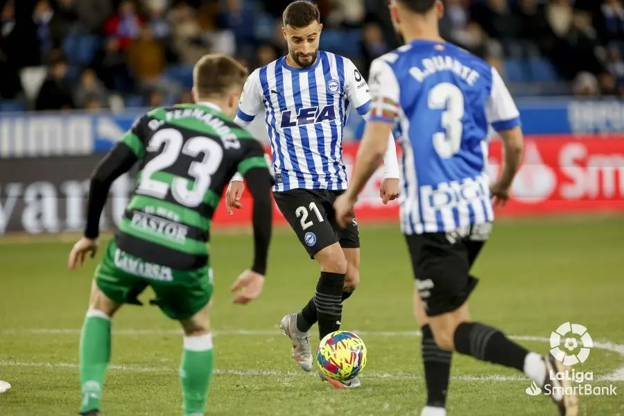 Abde Rebbach, del Alav&eacute;s, conduce el bal&oacute;n ante la presi&oacute;n de Dani Fern&aacute;ndez, del Racing. / LaLiga