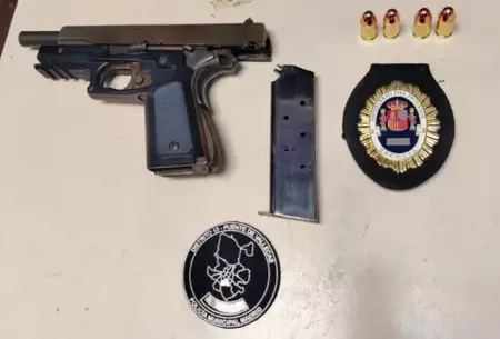 Pistola y cartuchos intervenidos por los agentes. / POLIC&Iacute;A MUNICIPAL DE MADRID/TWITTER