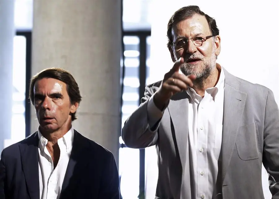 Los expresidentes del Gobierno y del PP Mariano Rajoy (d) y Jos&eacute; Mar&iacute;a Aznar en un acto de la Fundaci&oacute;n Faes. EFE/Sergio Barrenechea