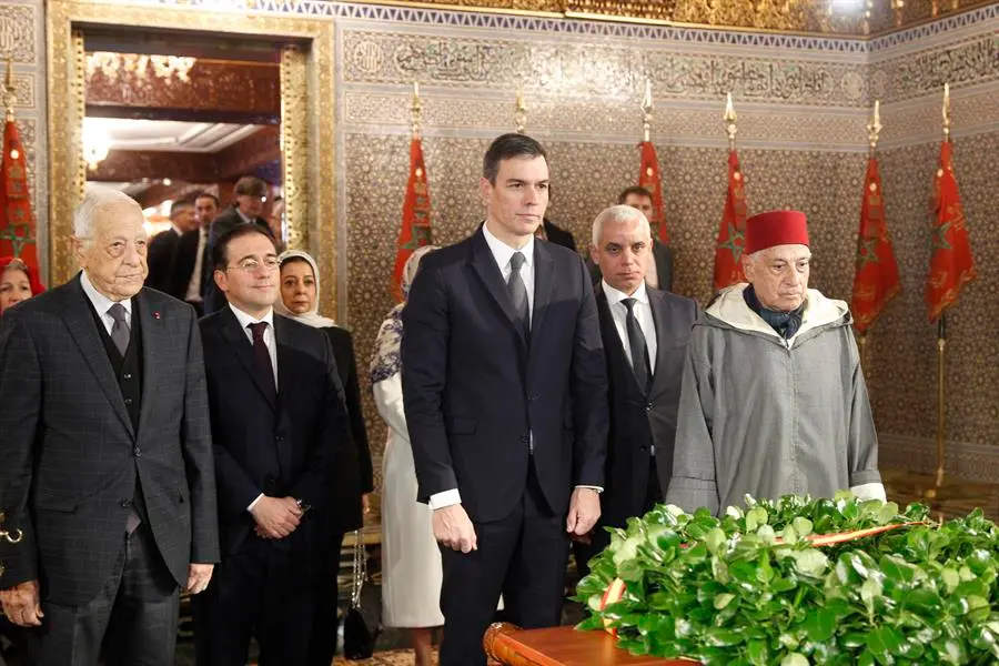 El presidente del Gobierno espa&ntilde;ol, Pedro S&aacute;nchez (3d), visit&oacute; el Mausoleo Mohamed V en Rabat, Marruecos, junto al historiador del Reino de Marruecos y portavoz del Palacio Real, Abdelhak Lamrini (d), y el ministro marroqu&iacute; de Sanidad, Khalid Ait Taleb (2d), y el ministro espa&ntilde;ol de Exteriores, Jos&eacute; Manuel Albares (2i). EFE / Mohamed Siali