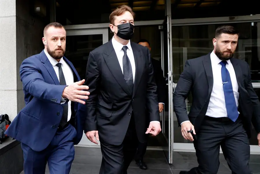 El CEO de Tesla, Elon Musk (c), sale de una corte federal en San Francisco, California (EE.UU.). EFE / John G. Mabanglo