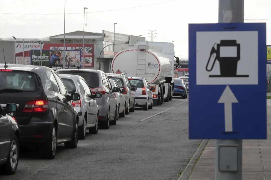Colas de coches en una gasolinera. E.P. / Carlos Castro
