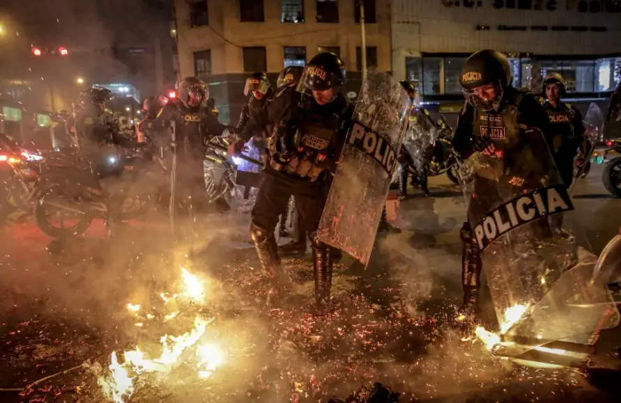 Polic&iacute;as antidisturbios se enfrentan a manifestantes en el centro de Lima (Per&uacute;). EFE / Jhon Reyes