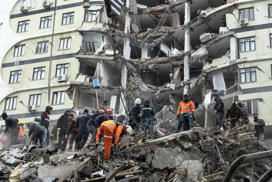Los equipos de rescate trabajan en la b&uacute;squeda de sobrevivientes. EFE / REFIK TEKIN