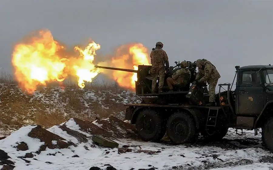 Soldados ucranianos disparan un ca&ntilde;&oacute;n antia&eacute;reo a una posici&oacute;n cerca de Bajmut, en la regi&oacute;n de Donetsk. EFE / SERGEY SHESTAK