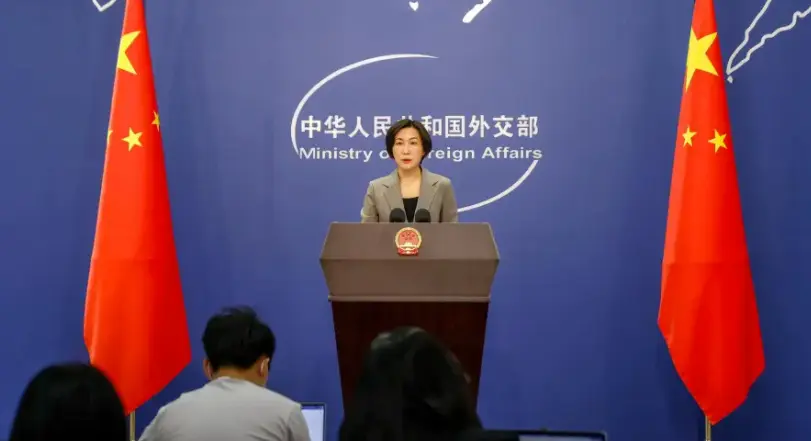 La portavoz del Ministerio de Exteriores de China, Mao Ning, habla en rueda de prensa en Pek&iacute;n. EFE / Mark R. Cristino