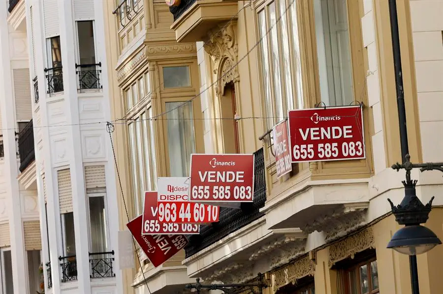 Un inmueble que anuncia su venta. EFE/Biel Ali&ntilde;o