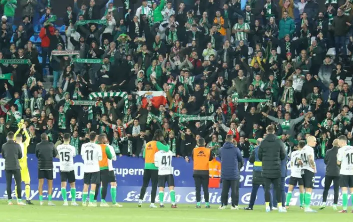 Los jugadores del Racing agradecen el apoyo recibido de los aficionados verdiblancos desplazados a Ponferrada. / LALIGA