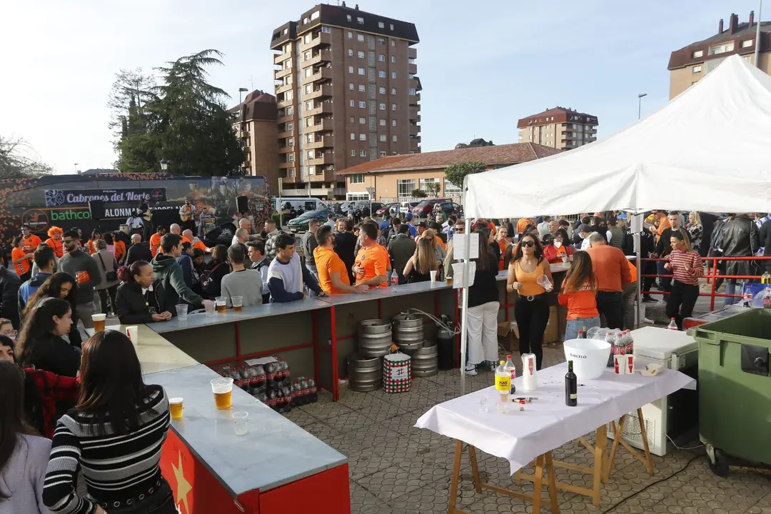Instant&aacute;nea de la &uacute;ltima fiesta realizada, el d&iacute;a del derbi, contra el Sinf&iacute;n. / BM Torrelavega