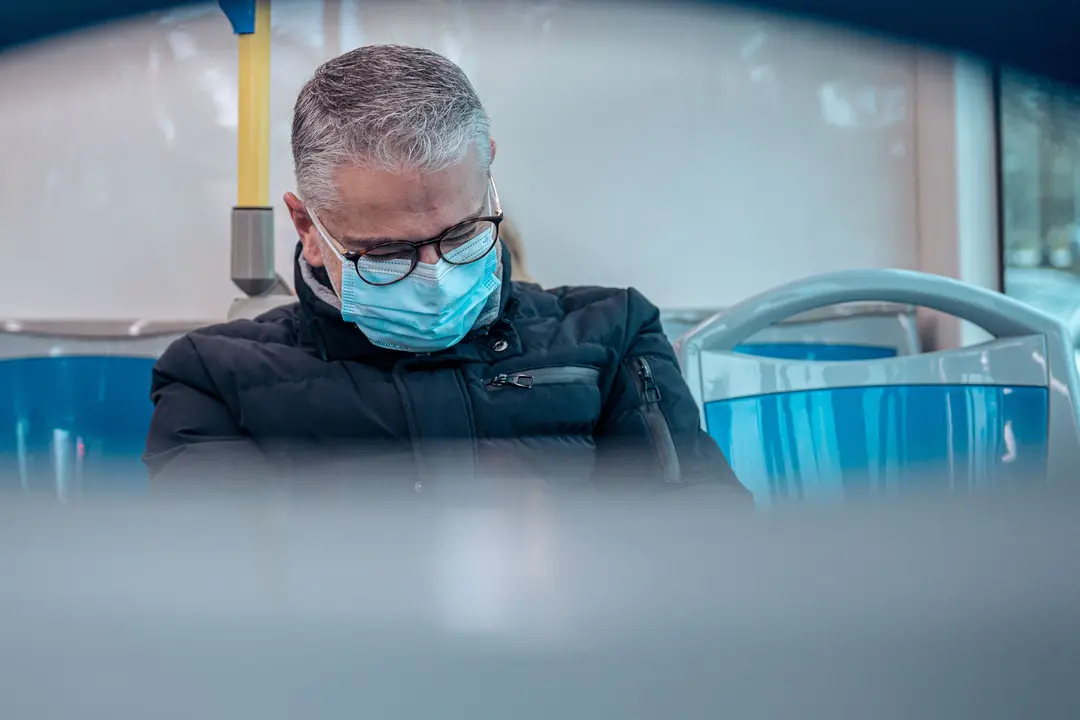 Un hombre con mascarilla en un autob&uacute;s. / Gabriel Luengas