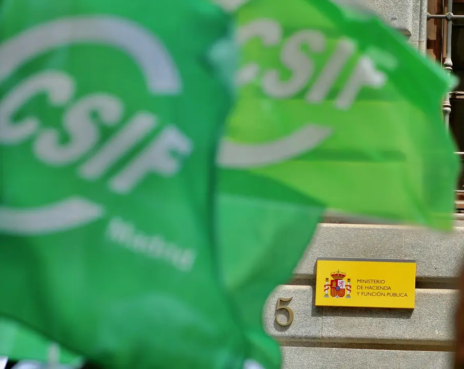 Banderas la Central Sindical Independiente y de Funcionarios (CSIF) frente al Ministerio de Hacienda y Funci&oacute;n P&uacute;blica. E.P. / C&eacute;zaro De Luca