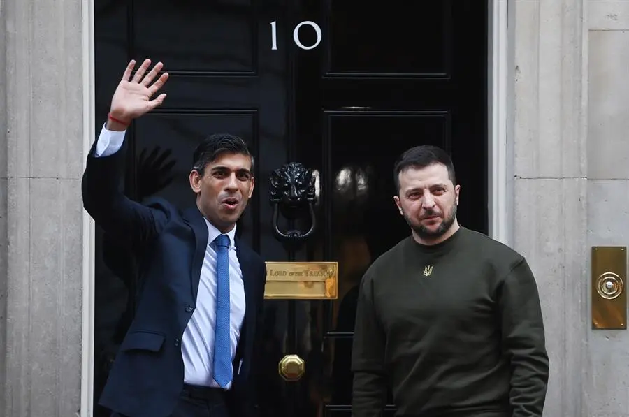 El primer ministro brit&aacute;nico, Rishi Sunak (I), recibe al presidente de Ucrania, Volodimir Zelenski (D), en el n&uacute;mero 10 de Downing Street en Londres. EFE / Neil Hall
