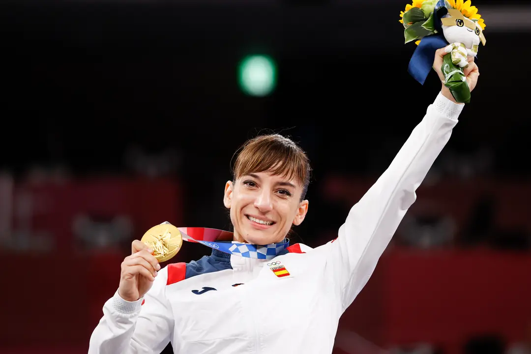 Sandra S&aacute;nchez, en lo alto del p&oacute;dium tras ganar la medalla de oro en la modalidad de k&aacute;rate, en los Juegos Ol&iacute;mpicos de Tokio 2020. / AFP7