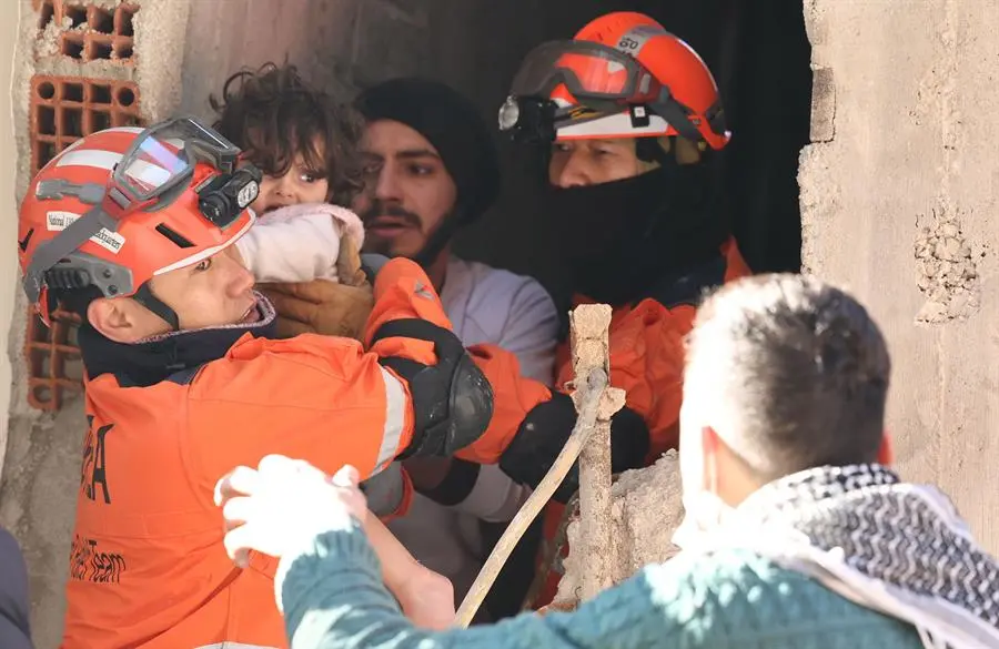 Miembros de un equipo surcoreano de ayuda en cat&aacute;strofes rescatan a un ni&ntilde;o peque&ntilde;o en Antakya, provincia de Hatay, Turqu&iacute;a, el 09 de febrero de 2023, despu&eacute;s de que un mort&iacute;fero terremoto de magnitud 7,8 sacudiera Turqu&iacute;a y Siria el 06 de febrero. (Terremoto/sismo, Corea del Sur, Siria, Turqu&iacute;a) EFE/EPA/YONHAP SOUTH KOREA OUT