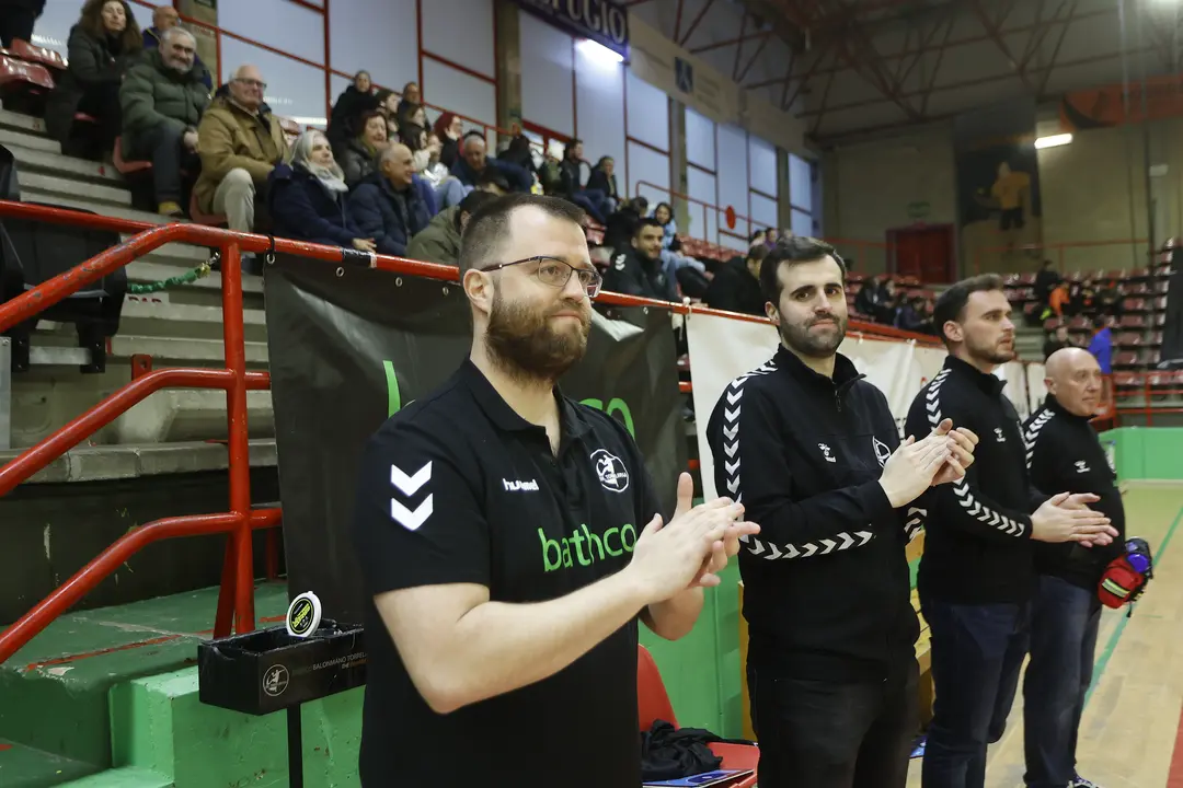 El entrenador del BM Torrelavega, &Aacute;lex Mozas. / BMT