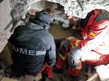 Personal de la UME en las labores de rescate. /TW