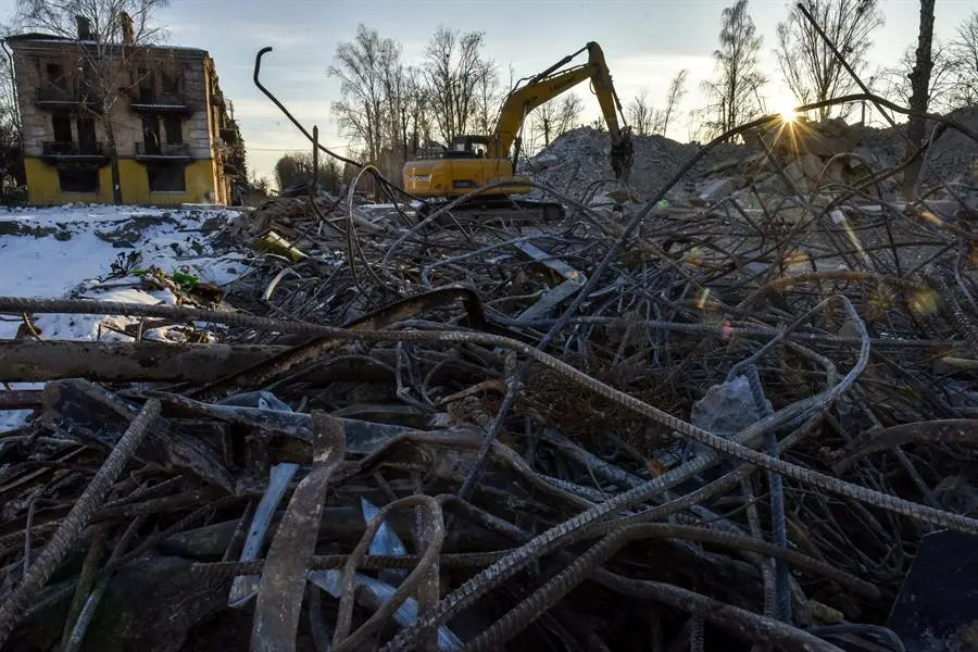 Trabajos de demolici&oacute;n de bloques de apartamentos, destruidos por los ataques a&eacute;reos rusos. EFE / OLEG PETRASYUK