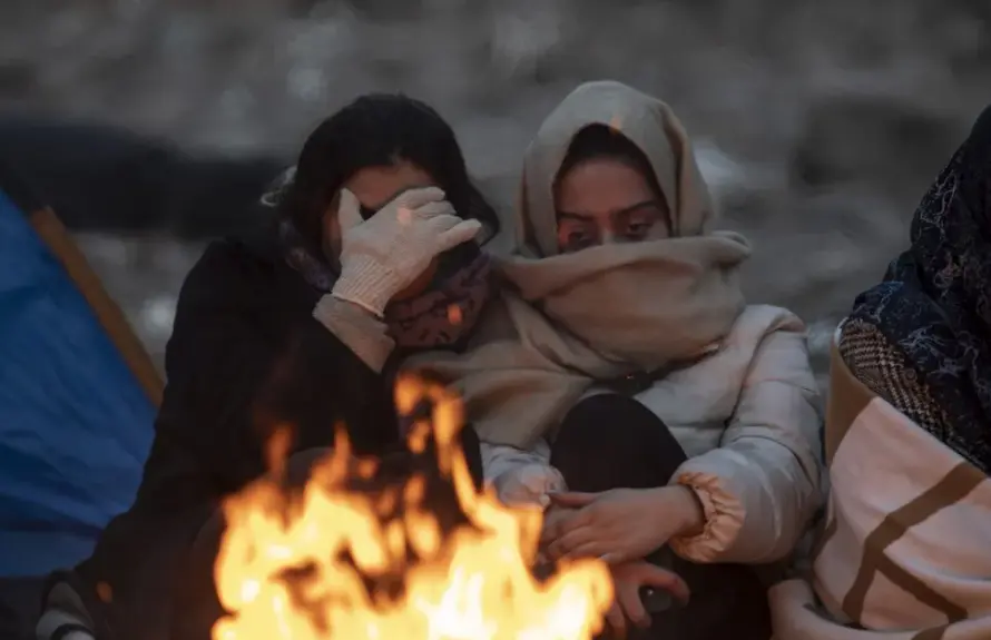 Dos mujeres se preparan para pasar la noche en la localidad turca de Diyarbakir. EFE / Refik Tekin