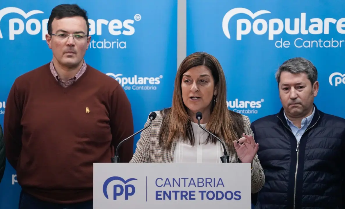 La presidenta del PP, Mar&iacute;a Jos&eacute; S&aacute;enz de Buruaga, (centro), junto a los candidatos para el valle del Saja. / Alerta