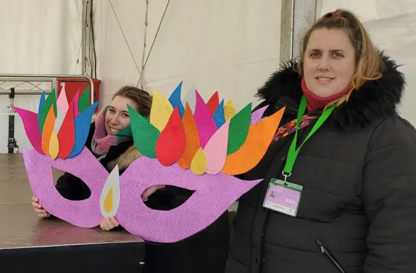 Decoraci&oacute;n de la carpa de Carnaval en Sar&oacute;n y t&eacute;cnicos de animaci&oacute;n sociocultural y tur&iacute;stica durante los preparativos del recinto festivo.