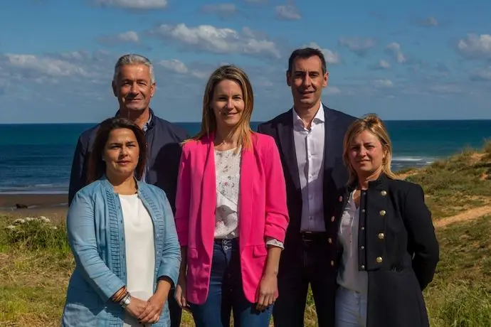 La alcaldesa ped&aacute;nea del PP, Carmen Bedoya en el centro junto miembros de la formaci&oacute;n. / ALERTA