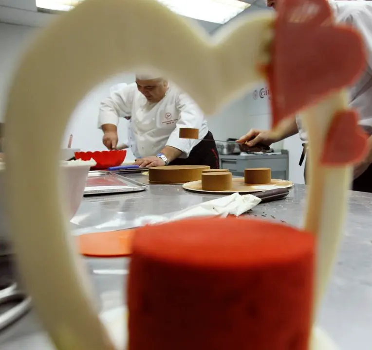 Vista de reposter&iacute;a por San Valent&iacute;n en una imagen de archivo. EFE / Sergio Barrenechea