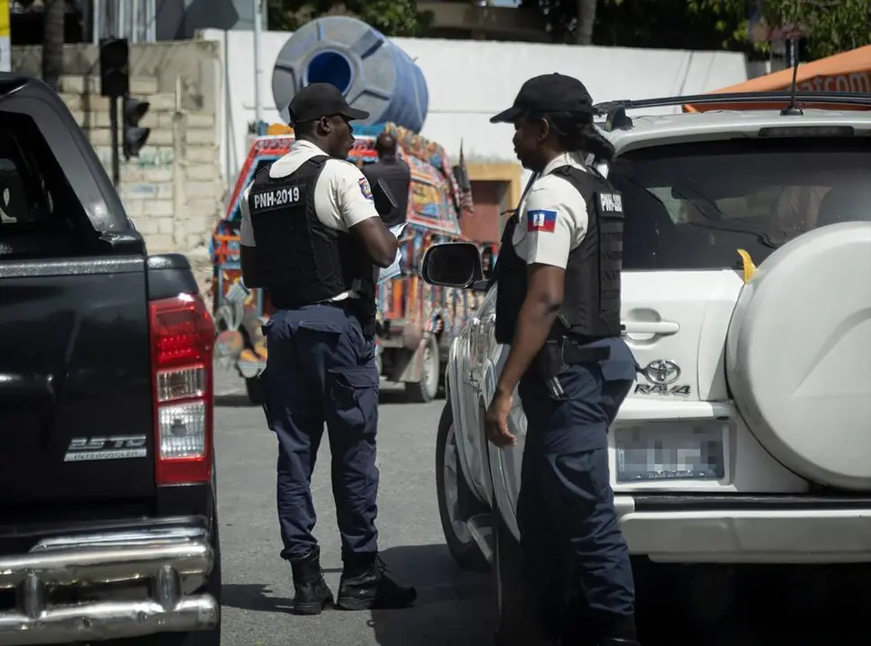 Agentes de Polic&iacute;a de Hait&iacute; en la capital, Puerto Pr&iacute;ncipe. / JOSE A. IGLESIAS