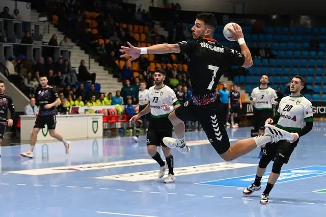 Salto espectacular del jugador del equipo santanderino. / &Oacute;scar Aznar