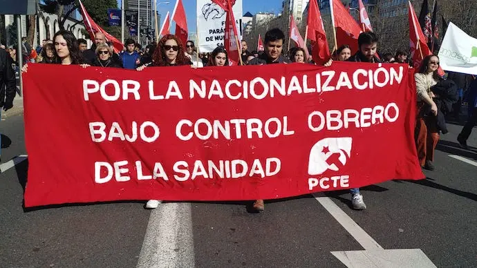 Un grupo de manifestantes comunistas en la marcha contra Ayuso.