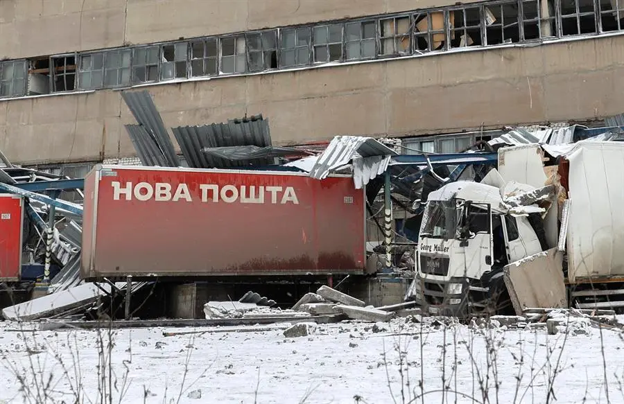 Da&ntilde;os por los bombardeos rusos. EFE / SERGEY KOZLOV