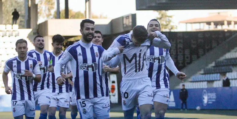 Jugadores de la Gimn&aacute;stica celebran el tanto del equipo con el goleador, Alex Basurto / RSGT