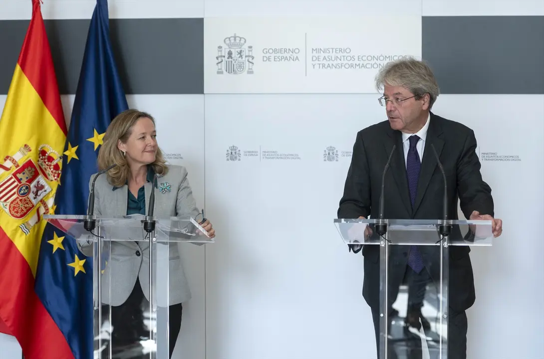 La vicepresidenta primera y ministra de Asuntos Econ&oacute;micos y Transformaci&oacute;n Digital, Nadia Calvi&ntilde;o y el comisario europeo de Econom&iacute;a, Paolo Gentiloni. E.P. / Alberto Ortega